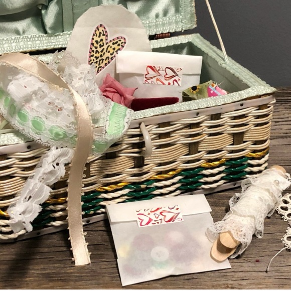 Vintage Sewing Basket & Bits of Trims etc, Retro Sewing Caddy, Sewing Box/Kit - Picture 2 of 10